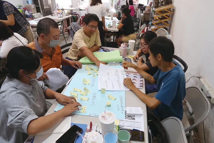 ▲共學夥伴一起討論主題課程架構，思考如何將所關注的食農議題融入活動設計。