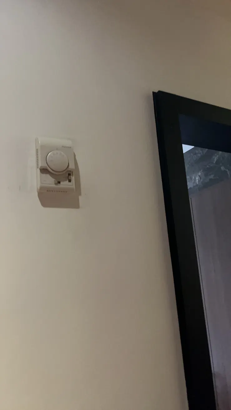 莫名在很高地方的空調開關