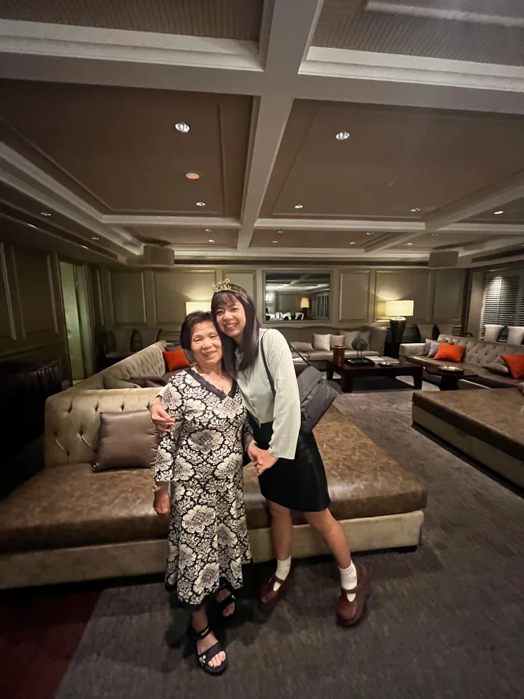 / 特地穿美美的阿嬤 八十生日快樂！ /