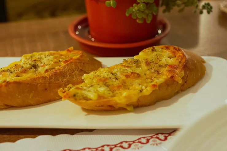 台東美食推薦😋/OA Restaurant 複合式餐廳:很Chill的背後,是一份用心🫂 #祝福花東🇹🇼 #義大利麵推薦 #肉醬 #焗烤麵包 #青醬 #我來開箱