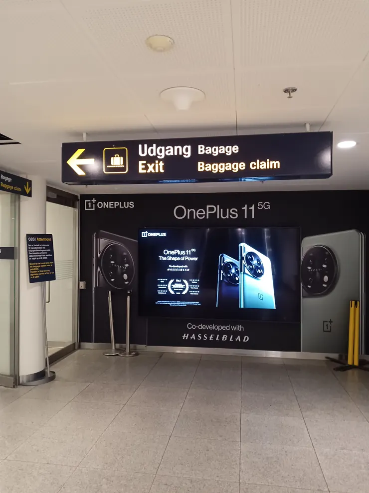 我看著這個不起眼的出口,懷疑了很久才終於走出機場