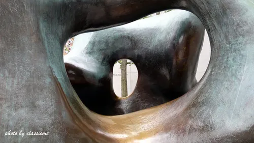 (亨利摩爾 (Henry Moore)的雕塑作品。安置於Art Gallery of Ontario (安大略美術館)門前,Toronto,Canada)作者自行攝影 2010