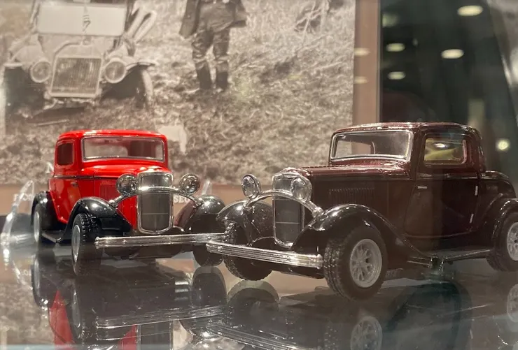 先放上一張古董車博物館的紀念品展示櫃裡的小車車