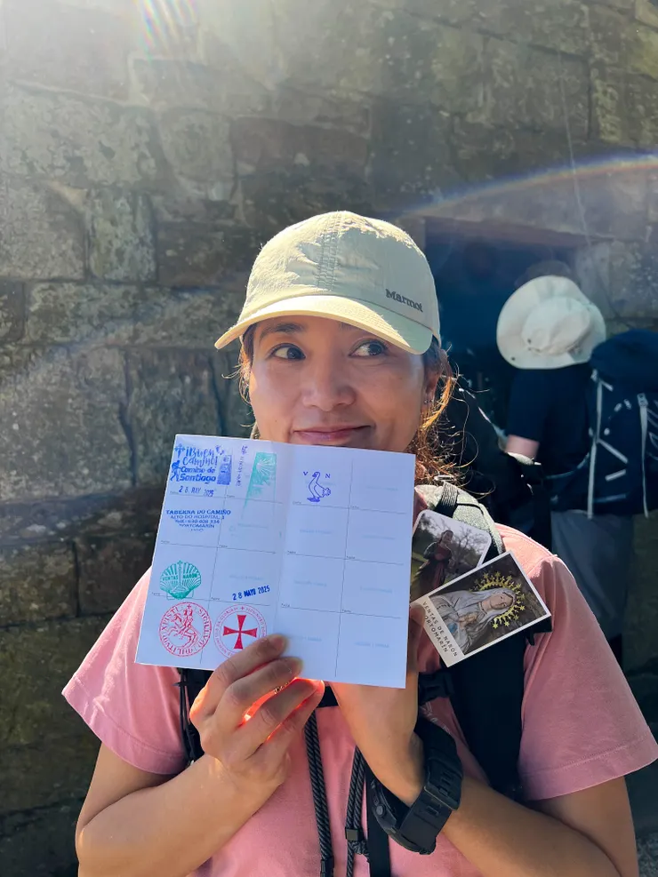 原來古老的教堂裡有一位視障的西班牙牧師，會請你握著他的手，讓他在你的朝聖護照上蓋章，如果聽到桌上小盒子有人樂捐，他會給三張聖母之類的小卡片。