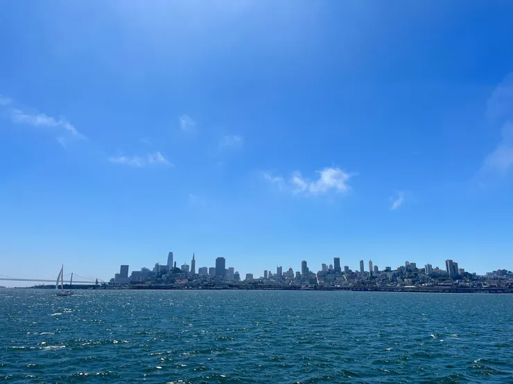 出航景色很美，要帶個墨鏡