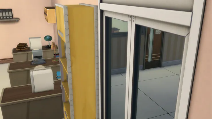 校務處的門是單面反光的,所以裏面看得到外面。