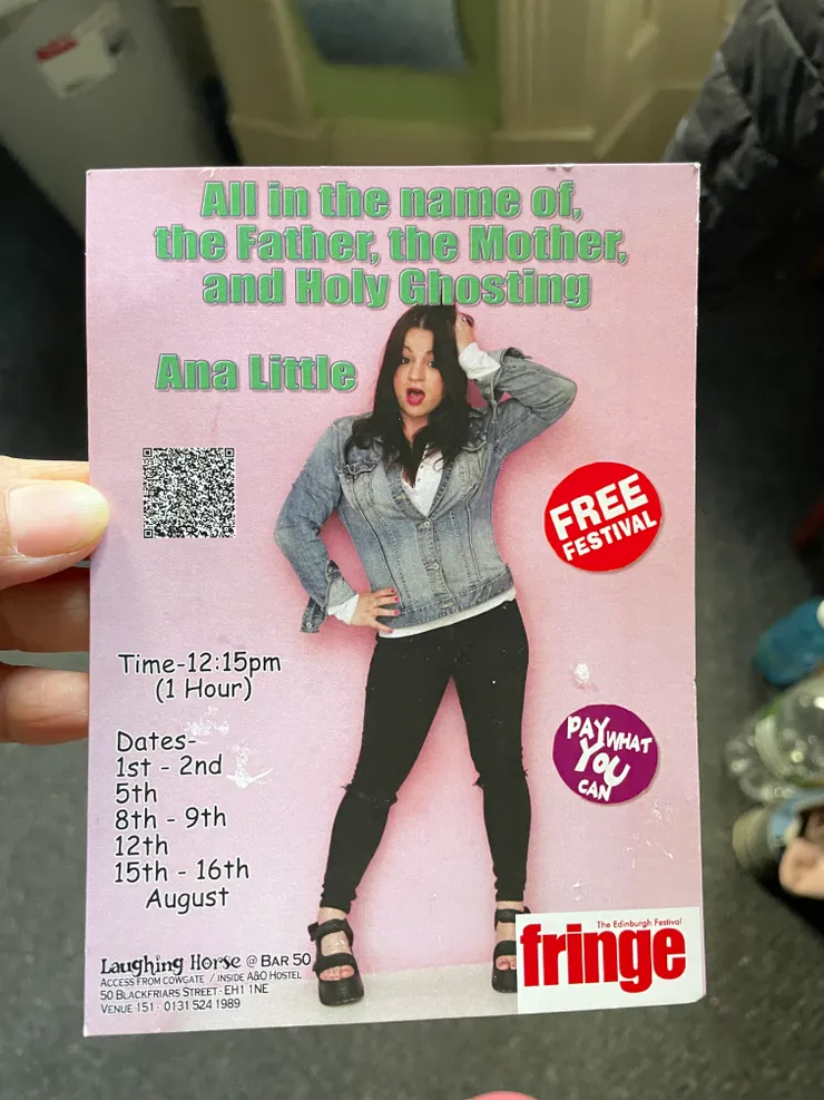 當初下榻的青旅，同寢室正好有一位脫口秀演員，這是他當時的專場傳單，我要了一張。 shot by Emma.