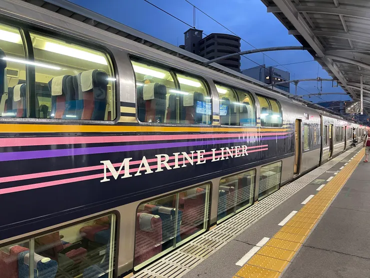 MARINE LINNER 號會穿越瀨戶內大橋,從岡山到高松,第一節車廂有上下兩層