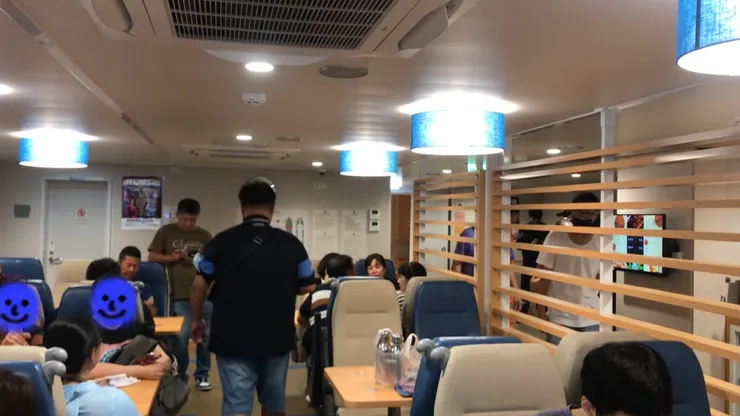 船艙內餐廳(避免個資問題把陌生人遮起來)