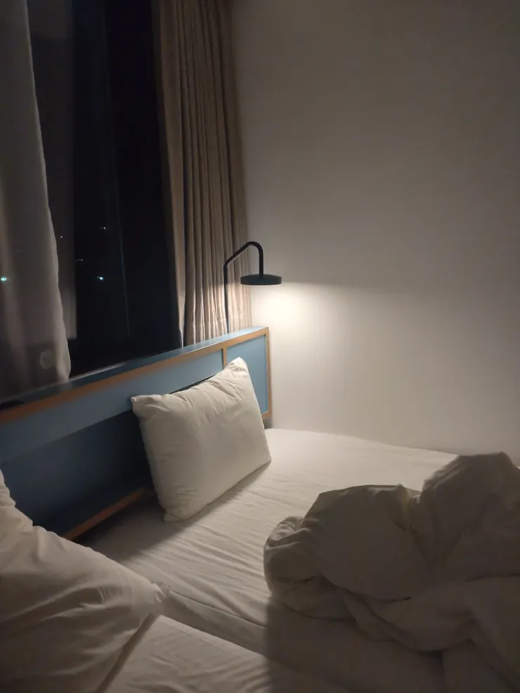 這是我喜愛的窗景加上床頭燈