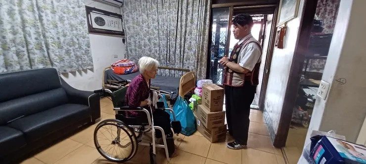 與部落牧師合作，由牧師到府分發物資並協助家庭禱告，提供生活與心靈的寄託。圖片取自：好事道。