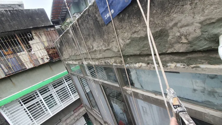 補上水泥完成第一天作業