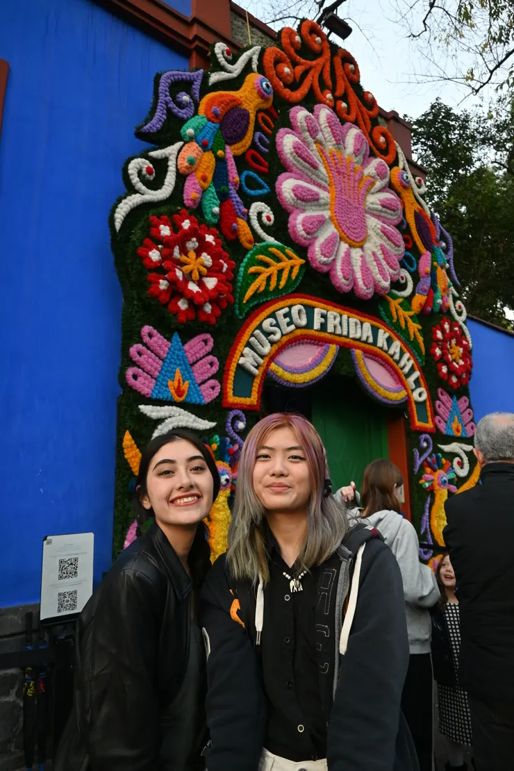 海廸和朋友在 Museo Frida Kahlo (藍色故居博物館) 門外