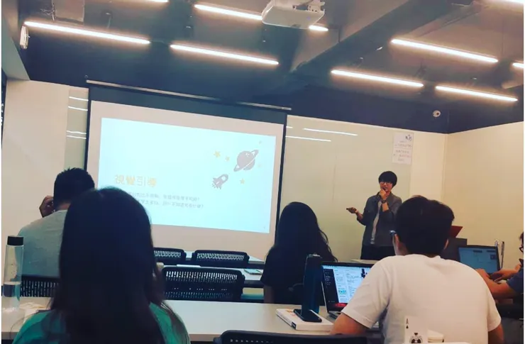 當時參加行銷部落讀書會上台分享的我