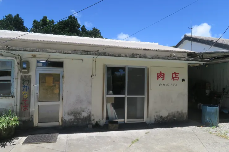 這外觀看起來真的很不像餐廳。btw,餐廳門是左邊那一個。