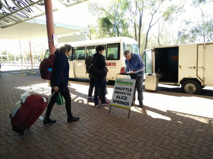 愛麗絲泉機場交通非常簡單,拿了行李往外走就可以看到市區接駁車,現場付款即可。