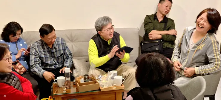 【相約四零一泡茶咖啡談天歌唱...不知怎麼聊起朦朧的青春情事。由於約定秘密不出此房，所以詩中也就朦朧帶過，詳情算是參加者的「福利」。】