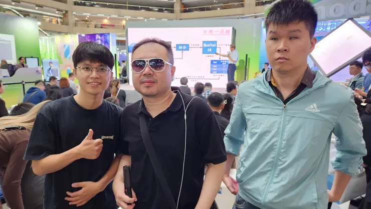 HOVA數位轉型顧問甘博士與特優獎團隊合影！