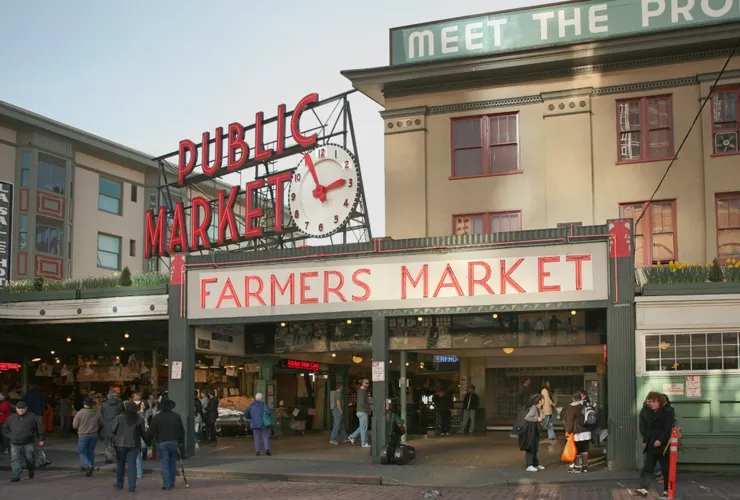 『Pike Place Market』是全美歷史最悠久的農貿市場之一，也是西雅圖最具代表性的地標之一。