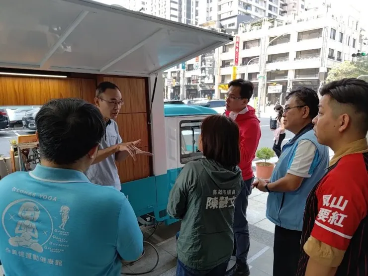 季洋餐飲集團執行長陳政介向高雄市議會陳慧文及林智鴻議員介紹集團發展故事。圖/文山特區商圈提供