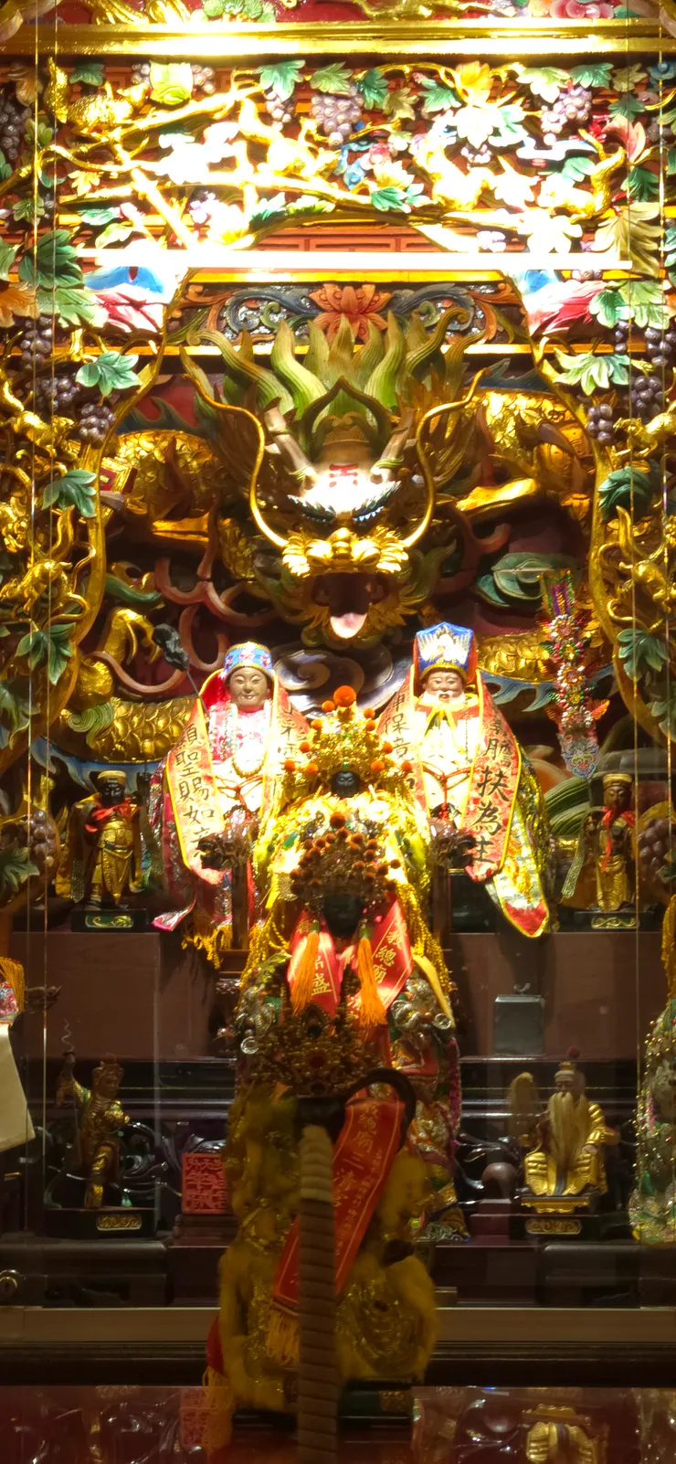 廟內供奉的土地公與土地婆並坐，神態慈祥，神龕前是李府星君。