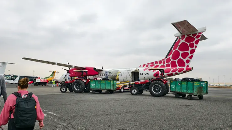 蒙巴薩機場，走路上飛機。停機坪有好幾家非洲航空公司的飛機，塗裝都很有特色。