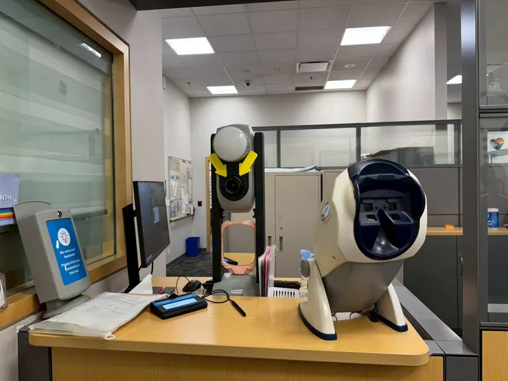 拍照時對準黃色箭頭的鏡頭