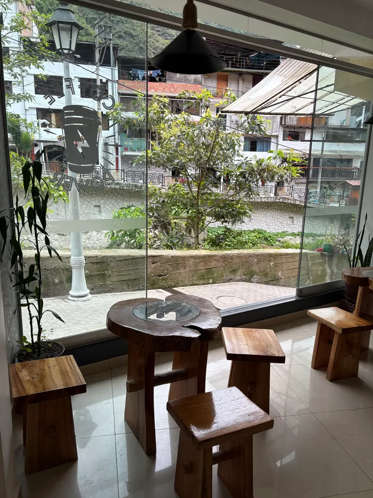 先來到河旁的La Rivera 買杯咖啡外帶