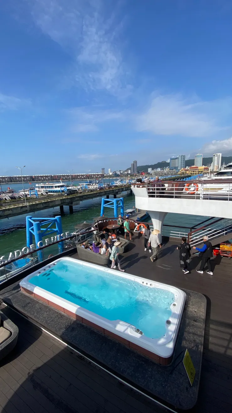 船上用餐和岸上觀光的活動時間安排緊湊，又是一日遊的關係，即使有按摩水池，也沒有人帶泳衣下水玩