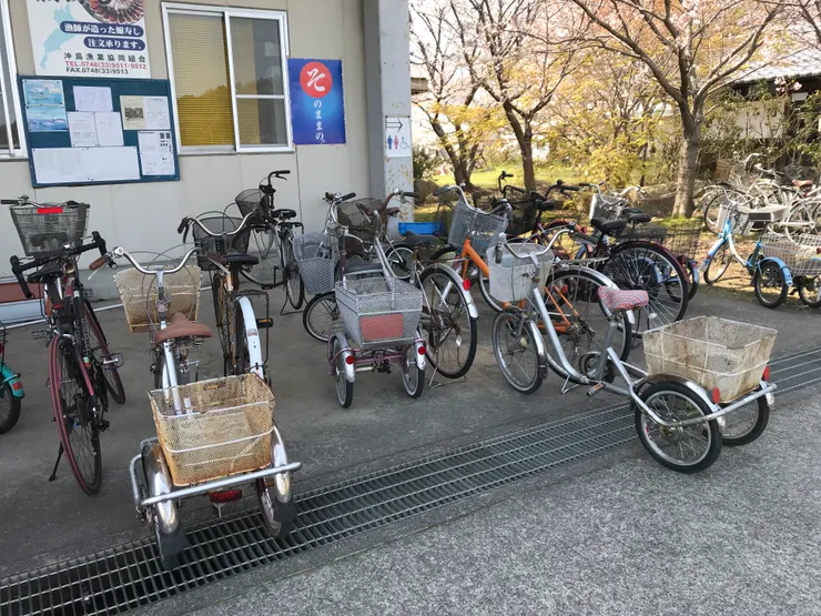 停在交流中心前的三輪車們。（YUKEN攝）