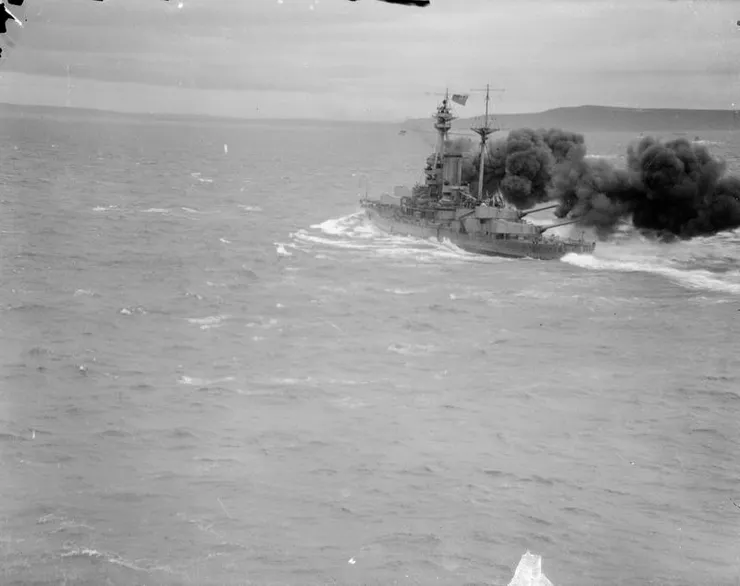 第一次世界大戰期間，皇家君主號進行砲術訓練