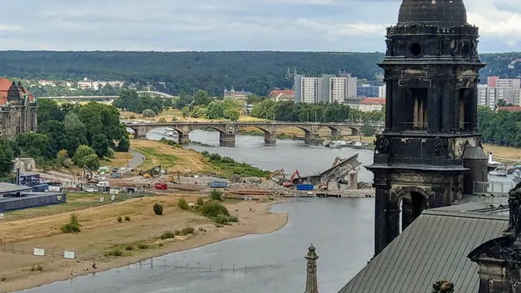 正在拆除的斷橋