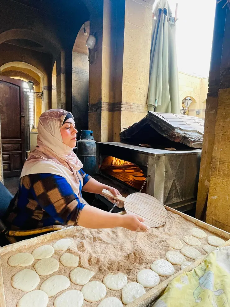 餅放進烤爐前沾一下麵粉才不會黏在烤盤上