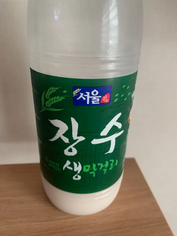 路邊小雜貨店買的，喝到快見底～才想到要拍照