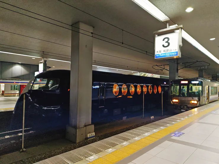 隔壁月台的美麗列車