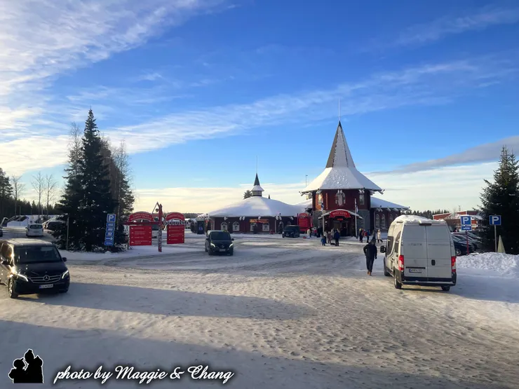 這座紅色木屋就是夢想開始的地方——Santa Claus Office。白雪覆蓋屋頂，紅色貨車與雪白世界形成對比，彷彿整座村莊都在準備過聖誕。每個角落都充滿歡樂與儀式感。