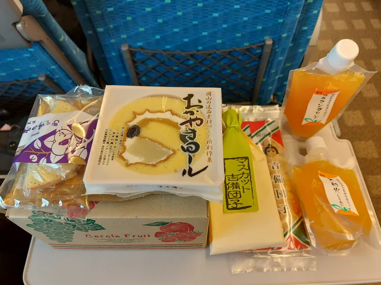 在新幹線上開箱買的岡山特產