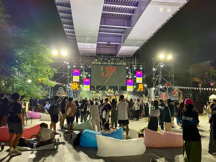 鳳小岳唱完後的散場，晚上的模樣～