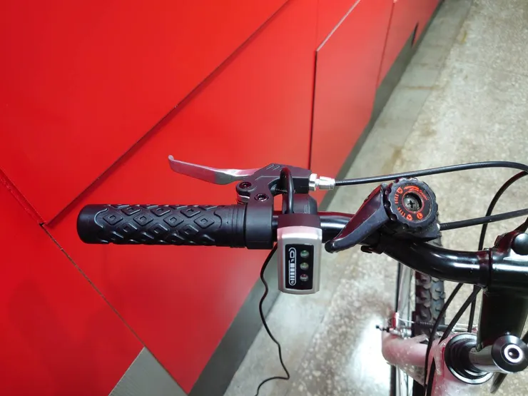 依序組裝煞車把手及握把套