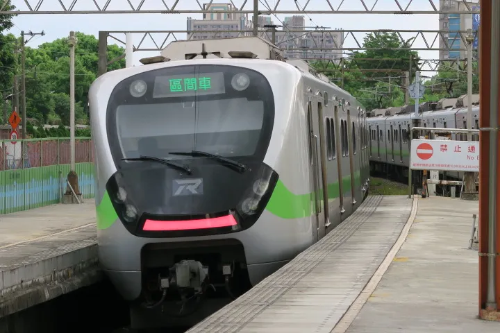 兩列EMU900型交會 攝影:作者/內壢