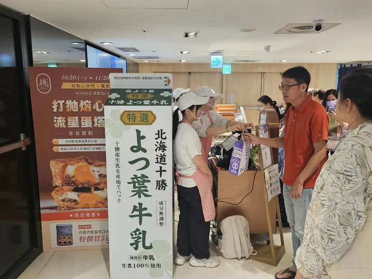 超多人，我買完坐著吃完，還是一堆人在買...