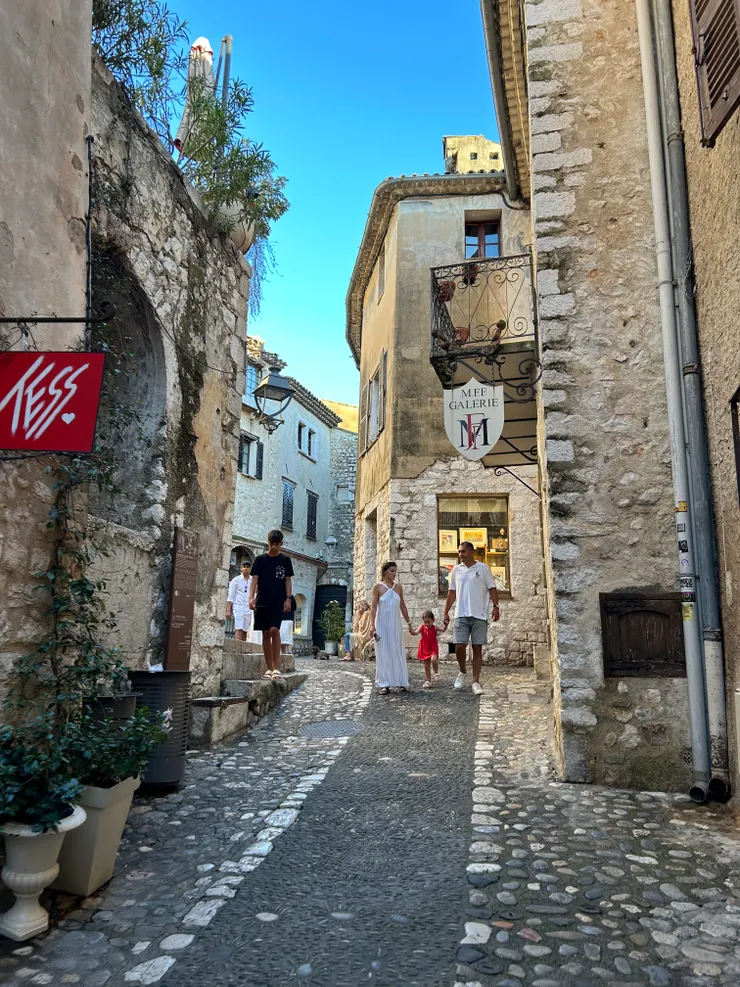 聖保羅德旺斯 (Saint-Paul de Vence) 鵝卵石街道，地面拼有太陽圖騰 | photo by the author