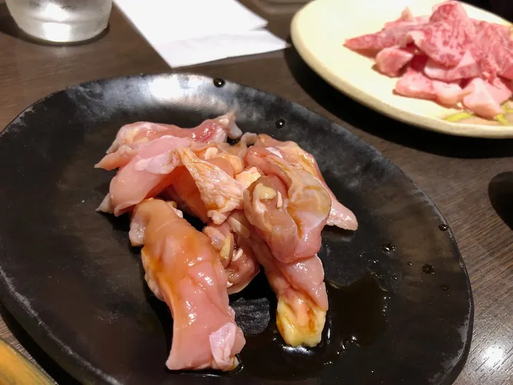 飛驒軍雞肉100g，680円。