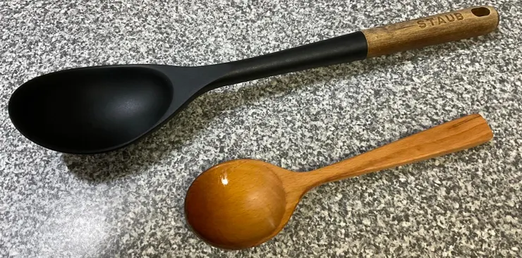 我做菜慣用的長柄勺，以及試味道和做獅子頭的小木匙。