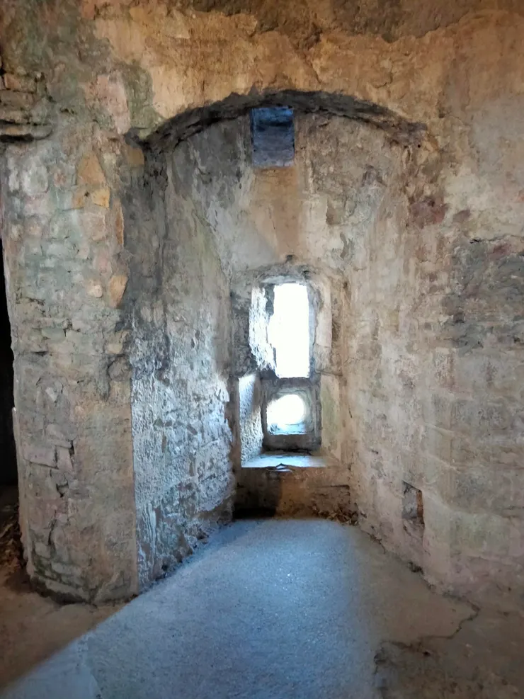 碉堡內用於架設槍枝的孔洞