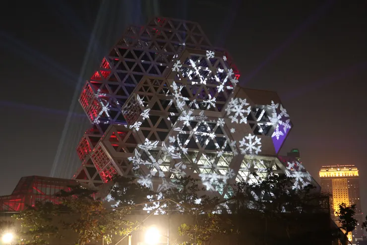 打在低音塔上的雪花，右邊是漢神百貨本館