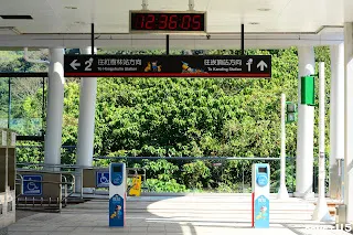 兩座岸式月台之間需要跨軌，並使用小綠人做為行人號誌