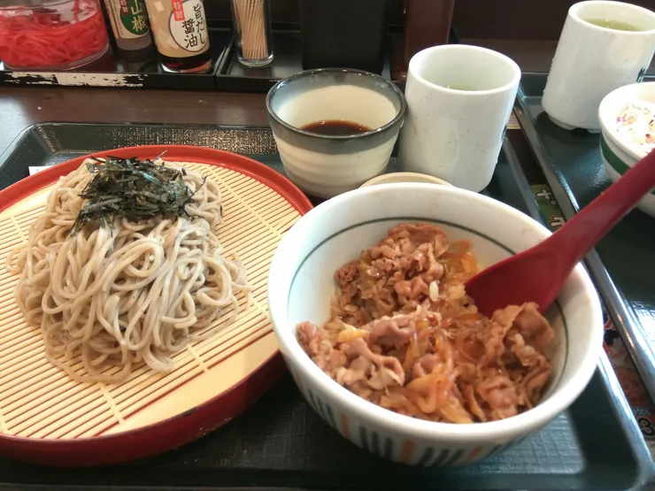 某連鎖店的蕎麥麵及小碗牛丼