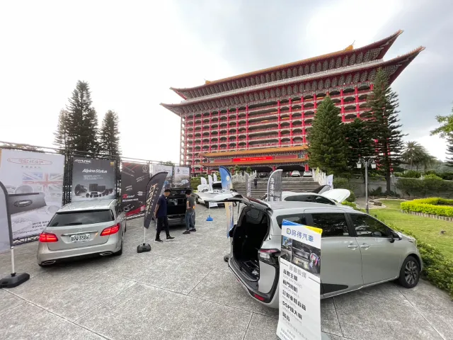 除了室內展房外,戶外花園廣場特別設置汽車改裝音響專區,成為展覽一大亮點。(圖:台灣音響發展協會提供)