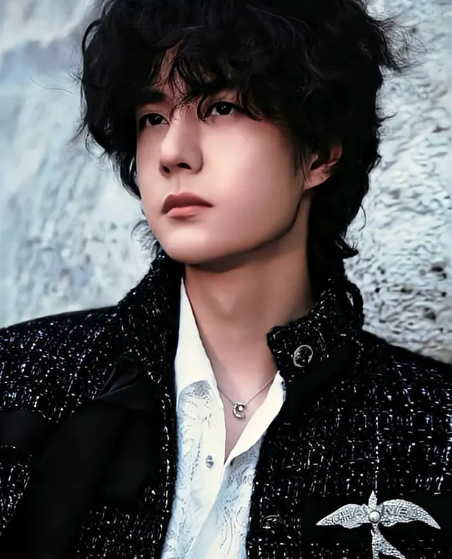 2025/07/08 香奈兒巴黎高定時尚週：賽納河畔的清晨，涼風裊裊。你頂著桀驁不馴的爆炸頭，立著俊秀的身影，一言不語，說著最優雅的故事。